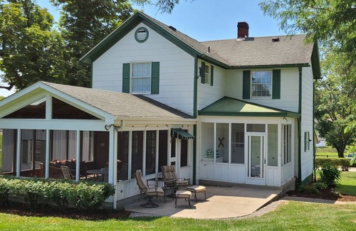Bovard Casa | Peaceful 3-Bedroom Country Farmhouse Situated on 125 Acre Horse Farm