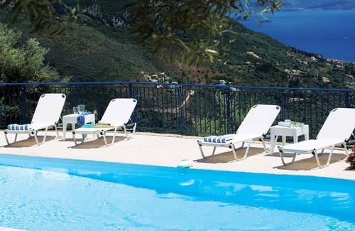 Lefkas Villa | Tranquila villa de 3 dormitorios con impresionantes vistas, piscina privada, aire acondicionado y Wi-Fi