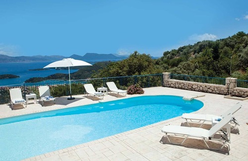 Lefkas Villa | Tranquila villa de 3 dormitorios con impresionantes vistas, piscina privada, aire acondicionado y Wi-Fi