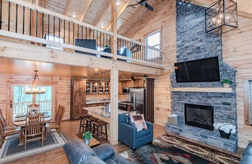 Austinburg Cabina | Peaceful 3BR Cabin Retreat w/Hot Tub-Near Wineries, Geneva-on-the-Lake & Spire