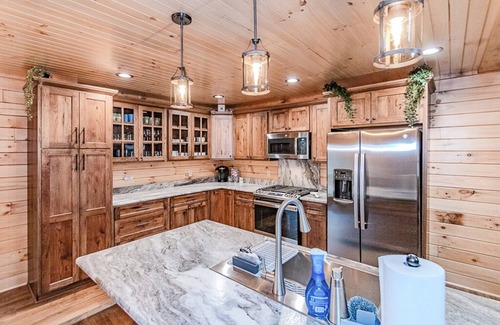 Austinburg Cabina | Peaceful 3BR Cabin Retreat w/Hot Tub-Near Wineries, Geneva-on-the-Lake & Spire