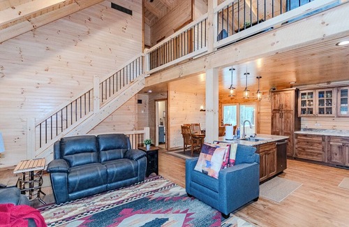 Austinburg Cabina | Peaceful 3BR Cabin Retreat w/Hot Tub-Near Wineries, Geneva-on-the-Lake & Spire