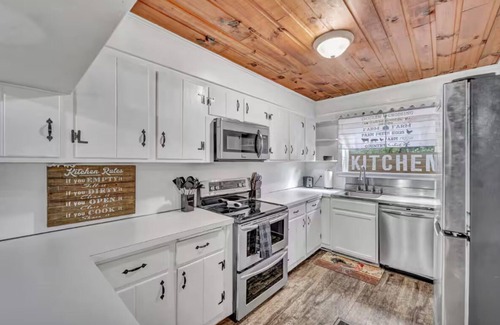 Raleigh Casa | Peaceful 3BR Farmhouse Dog-Friendly Yard & Near Downtown Raleigh