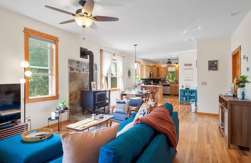 Burnsville Cabaña | Peaceful 3BR Forest Retreat with Mountain Views – Perfect for Family Getaways!