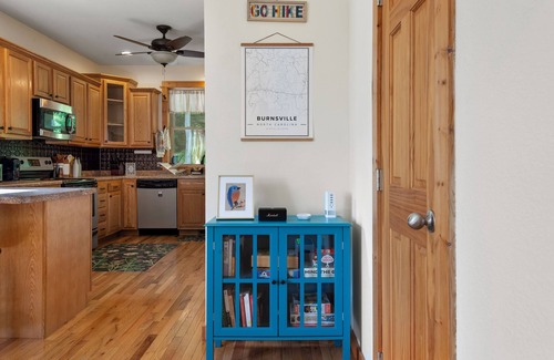 Burnsville Cabaña | Peaceful 3BR Forest Retreat with Mountain Views – Perfect for Family Getaways!