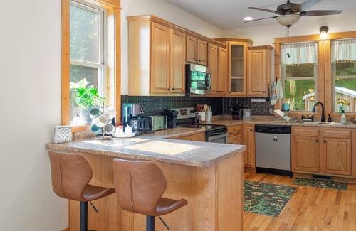 Burnsville Cabaña | Peaceful 3BR Forest Retreat with Mountain Views – Perfect for Family Getaways!