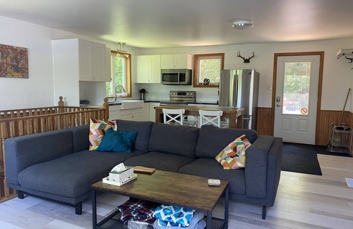 Petawawa Cabaña | Peaceful 4 season cottage on the shores of the Petawawa River