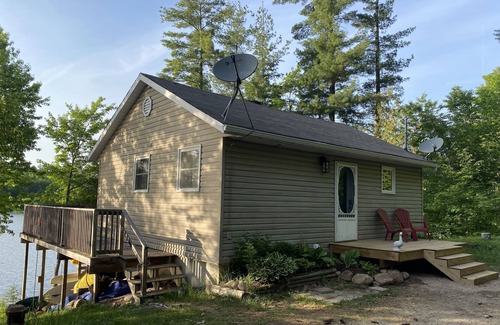 Petawawa Cabaña | Peaceful 4 season cottage on the shores of the Petawawa River