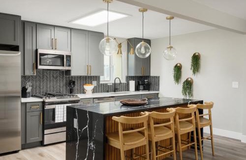 Birdland Casa | Peaceful 4br with Fire Pit and Huge Yard