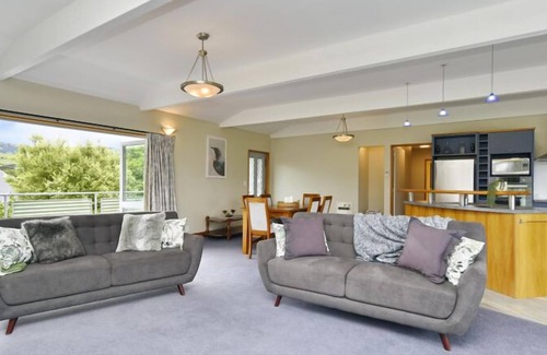 Akaroa Casa | Peaceful Akaroa Retreat - pet friendly
