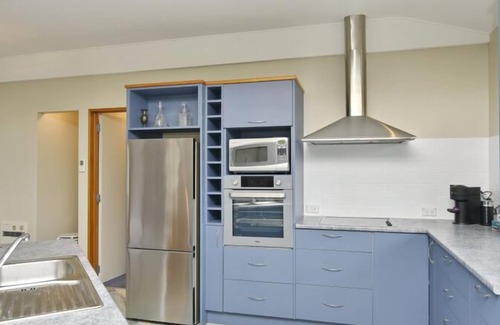 Akaroa Casa | Peaceful Akaroa Retreat - pet friendly