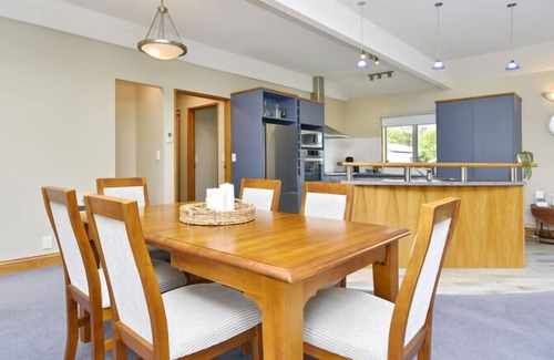 Akaroa Casa | Peaceful Akaroa Retreat - pet friendly