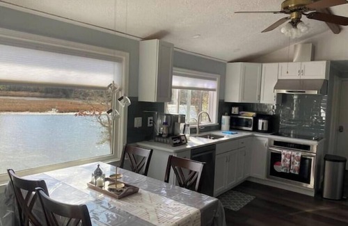 Colonial Beach Casa | Peaceful and Cozy Waterfront Home [just renovated]