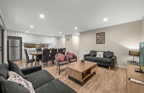 Golden Point Casa | Peaceful and Private Modern Townhouse - Steps from Sovereign Hill & Lake Esmond