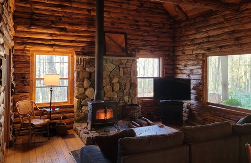 Gloversville Cabina | Peaceful and Private Adirondack Log Cabin