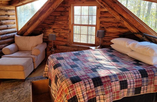 Gloversville Cabina | Peaceful and Private Adirondack Log Cabin