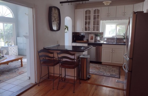 Cheyenne Casa | Peaceful and Romantic Retreat or Family Gatherings. Walk to Shops & Breweries.