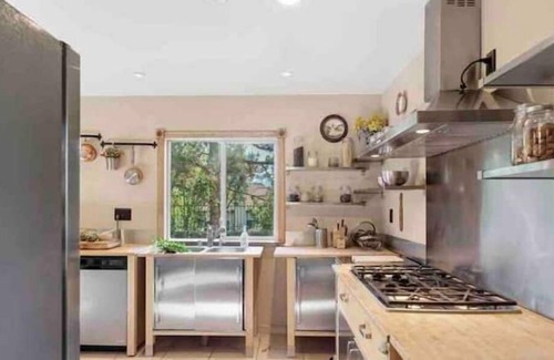 Newhall Casa | Peaceful and serene villa 25 min north of LA with mountain views