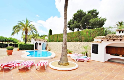 Fustera Villa | Villa tranquila para una escapada relajante: ambiente tradicional español, piscina y jardines en forma de riñón