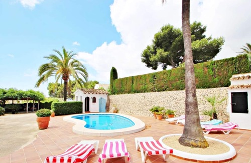 Fustera Villa | Villa tranquila para una escapada relajante: ambiente tradicional español, piscina y jardines en forma de riñón