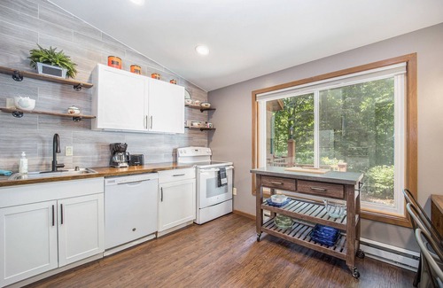 Bellaire Cabina | Peaceful and Updated Cabin with Loft and Fireplace at Schuss Village - Sleeps 6
