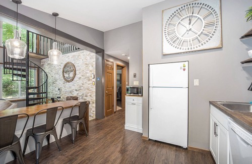 Bellaire Cabina | Peaceful and Updated Cabin with Loft and Fireplace at Schuss Village - Sleeps 6