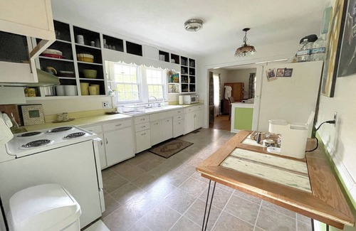 Whitsett Cabaña | Peaceful Artist's Country Cottage in Whitsett