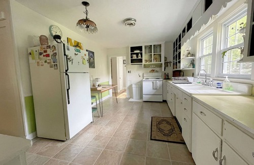 Whitsett Cabaña | Peaceful Artist's Country Cottage in Whitsett