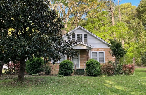 Whitsett Cabaña | Peaceful Artist's Country Cottage in Whitsett