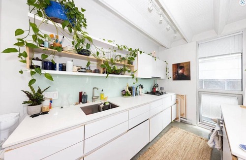 Chinatown Condominio | Peaceful Artists Garden Loft in the heart of Vancouver Chinatown. Pet-Friendly!