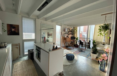 Chinatown Condominio | Peaceful Artists Garden Loft in the heart of Vancouver Chinatown. Pet-Friendly!