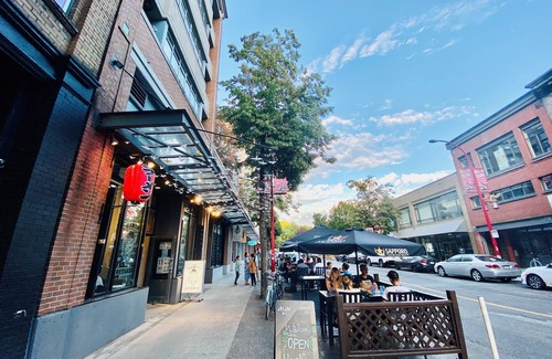 Chinatown Condominio | Peaceful Artists Garden Loft in the heart of Vancouver Chinatown. Pet-Friendly!