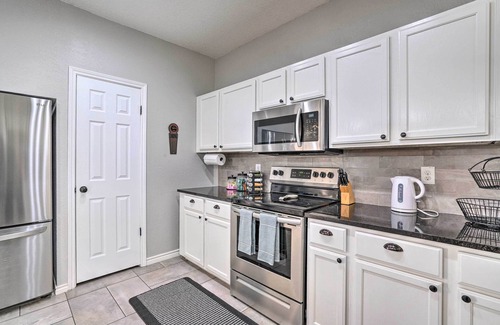 Atascosa Casa | Peaceful Atascosa Home w/ Balcony & Deck!
