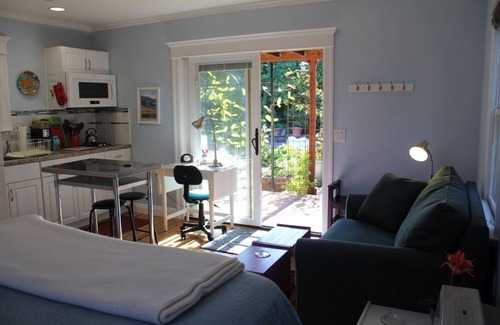 Upper Telegraph Cabaña | Peaceful backyard studio cottage. 5 min. to Ashby BART; free off street parking