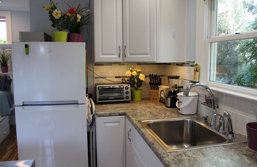 Upper Telegraph Cabaña | Peaceful backyard studio cottage. 5 min. to Ashby BART; free off street parking