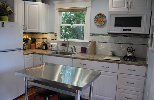 Upper Telegraph Cabaña | Peaceful backyard studio cottage. 5 min. to Ashby BART; free off street parking