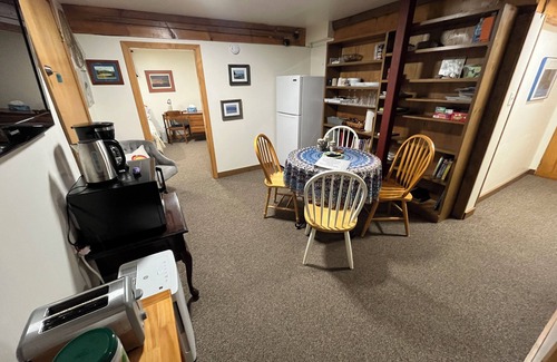Mount Desert Apartamento | Peaceful Basement Apartment among serene woods, paths, and a stream near Acadia