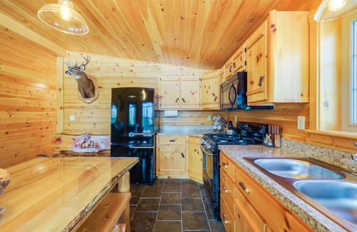 Bradford Cabina | Peaceful Bradford Cabin w/ Pond & Covered Deck!