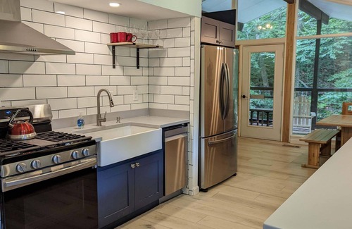 North Pomfret Casa | Recientemente renovado - Pacífica Brookside North Pomfret Cottage