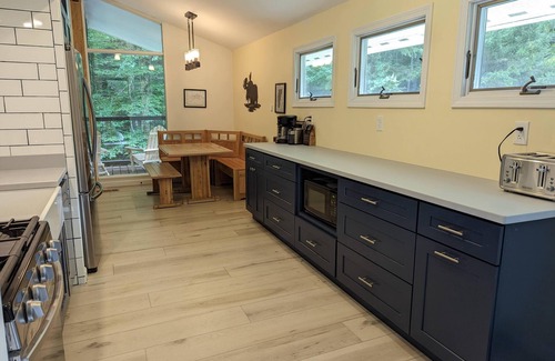 North Pomfret Casa | Recientemente renovado - Pacífica Brookside North Pomfret Cottage