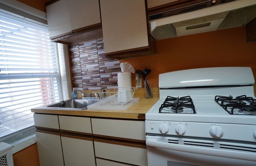 Bolton Hill Apartamento | Encantador apartamento en un histórico Bolton Hill con patio + estacionamiento