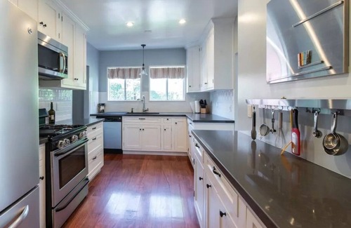 Larchmont Casa | Peaceful Bungalow in Larchmont Village