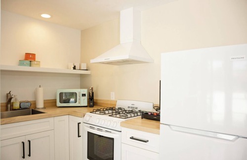 Sunset Park Casa | Peaceful bungalow in Santa Monica to Work and Recharge