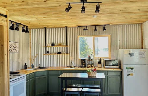 East Glacier Park Cabina | Peaceful Cabin w/ Waterfall near Glacier Natl Park