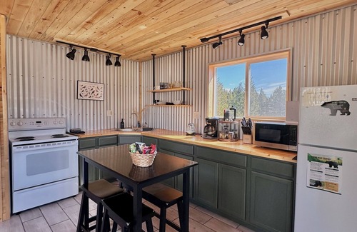 East Glacier Park Cabina | Peaceful Cabin w/ Waterfall near Glacier Natl Park