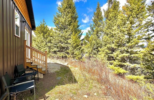 East Glacier Park Cabina | Peaceful Cabin w/ Waterfall near Glacier Natl Park