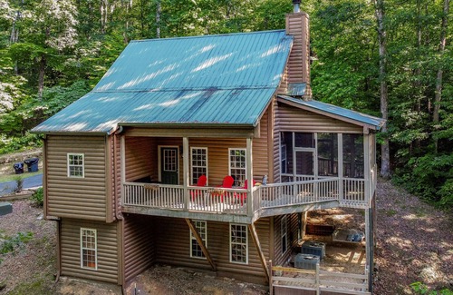 Ellijay Cabina | Peaceful Cabin 5 Min to Wineries, Orchards & Shopping 🏔 Fire Pit🔥 Hot Tub ❤️