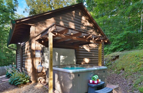 Ellijay Cabina | Peaceful Cabin 5 Min to Wineries, Orchards & Shopping 🏔 Fire Pit🔥 Hot Tub ❤️