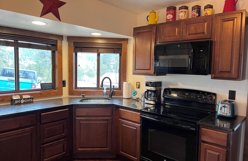 Estes Park Cabina | Cabaña tranquila, completamente remodelada, vistas espectaculares, 1 milla al centro de la ciudad, WIFI
