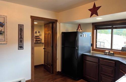 Estes Park Cabina | Cabaña tranquila, completamente remodelada, vistas espectaculares, 1 milla al centro de la ciudad, WIFI